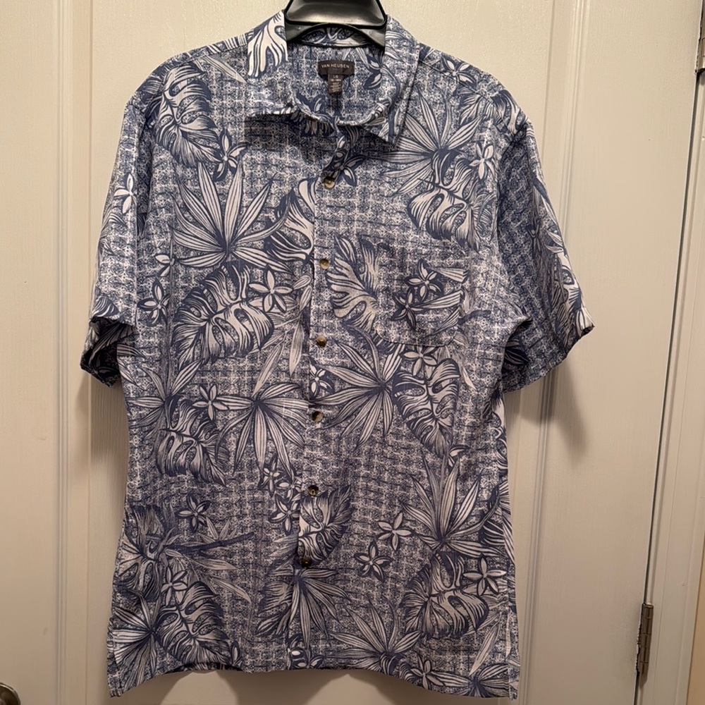 Van Heusen Blue and White Floral Button Down Shirt - Men Size L ( 16 - 16.5)